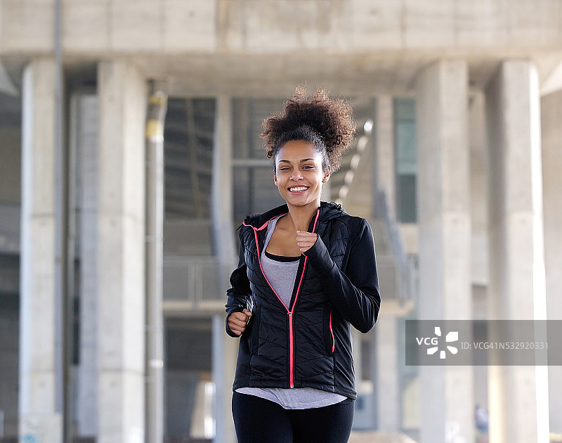 快乐的年轻女子跑步锻炼图片素材