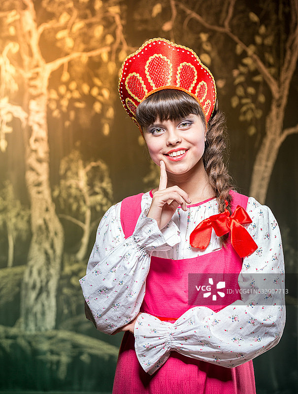 顽皮的漂亮女孩在俄罗斯服装图片素材