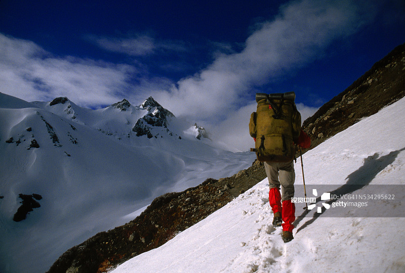 在珠穆朗玛峰地区登山图片素材