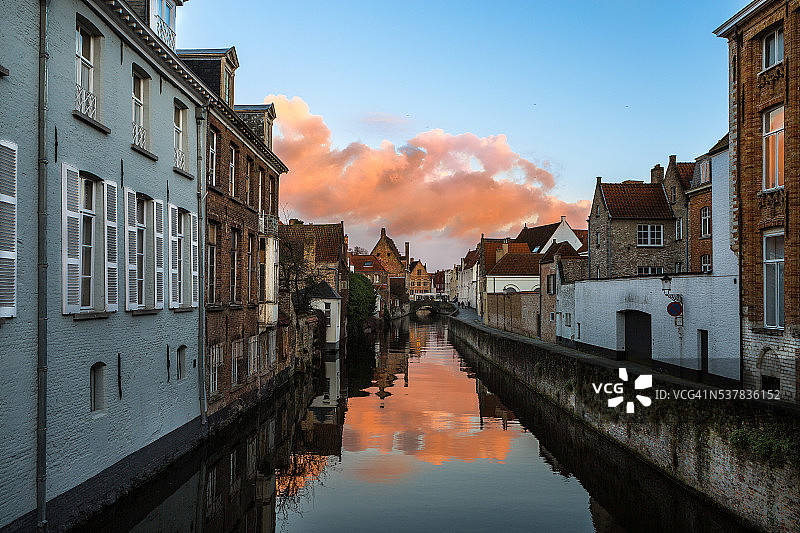 比利时中世纪城市的水道图片素材