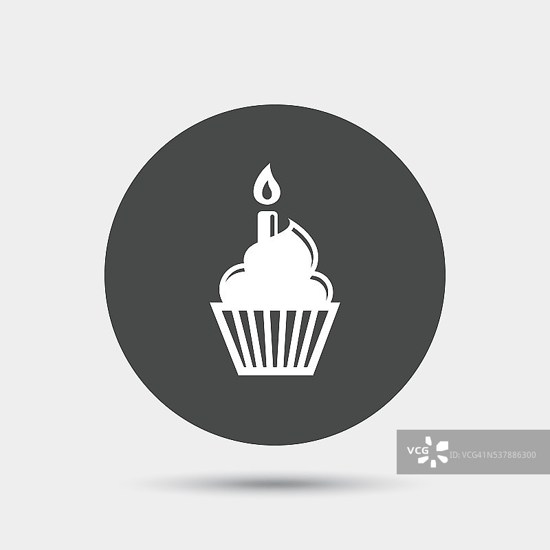 生日蛋糕标志图标。燃烧的蜡烛象征图片素材