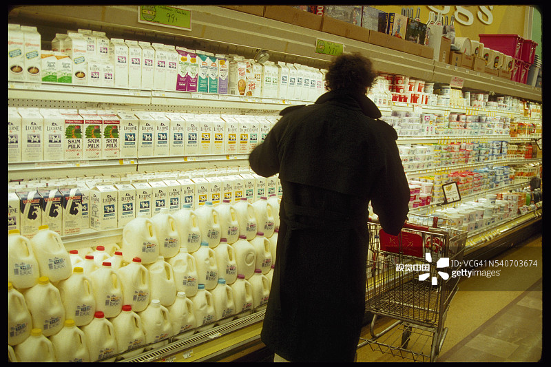 男子在超市乳制品区购物图片素材