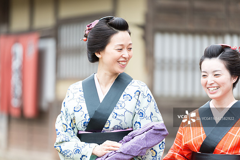 两个穿着和服的美丽日本女人醒着聊天图片素材