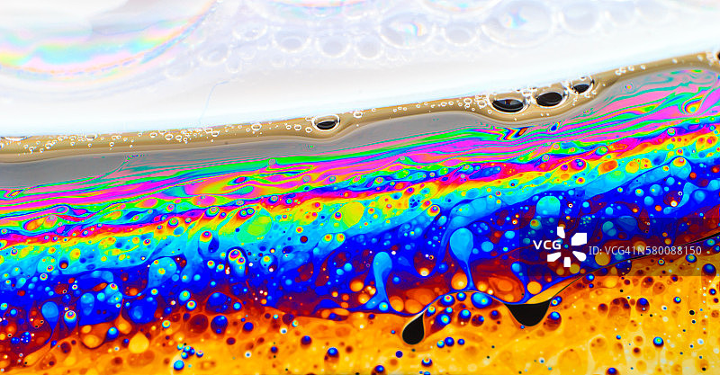 由肥皂、泡沫或油产生的彩虹颜色图片素材