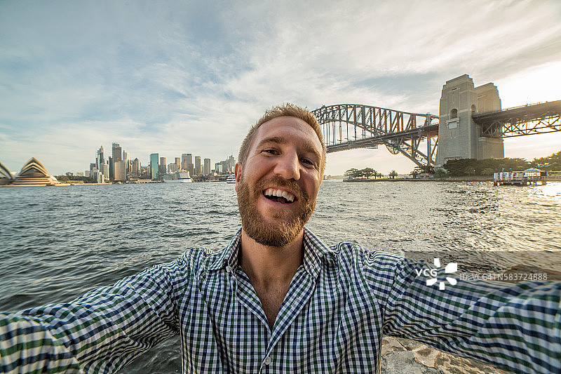 一个年轻人的自画像和悉尼的地平线图片素材