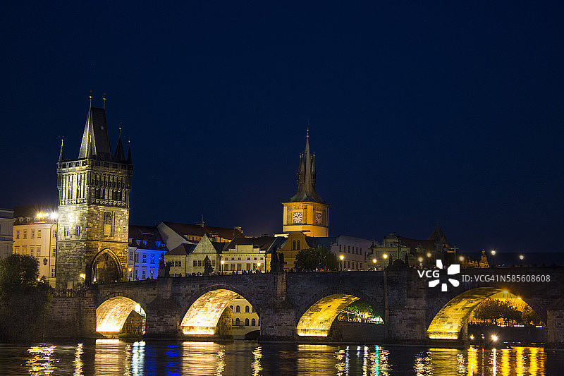 捷克共和国布拉格的查理大桥夜景图片素材