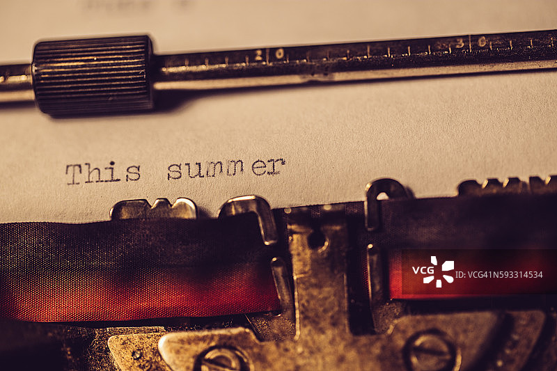 “今年夏天”用一台旧打字机打字图片素材
