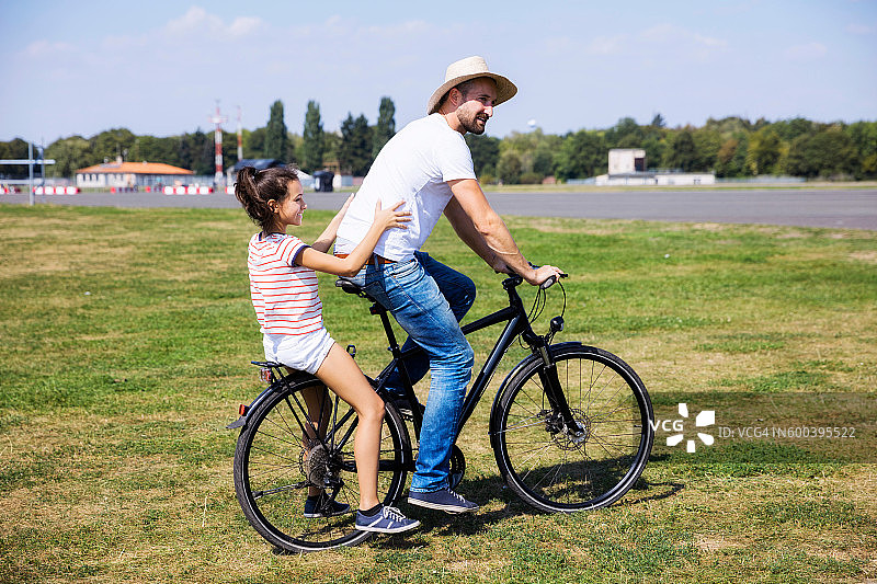 父亲和女儿骑自行车图片素材