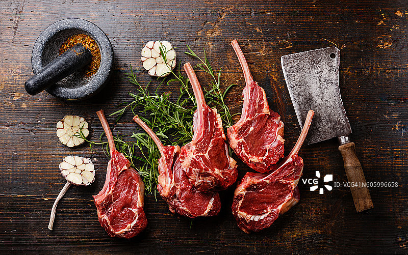 生肉小牛肉排骨，香料和切肉刀图片素材