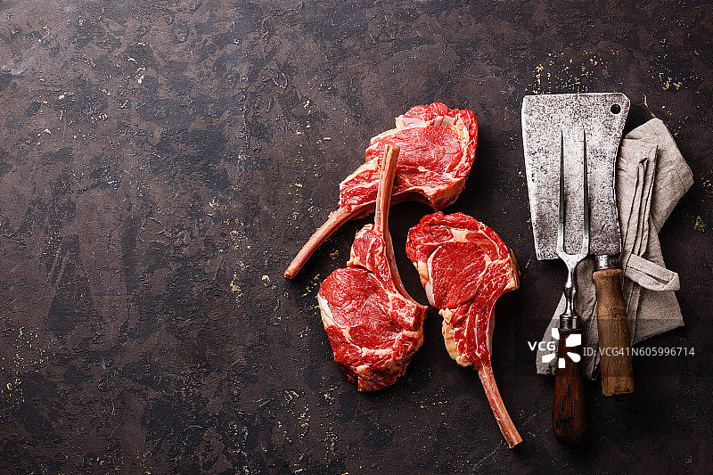 生肉小牛肉排骨和厨房用具图片素材