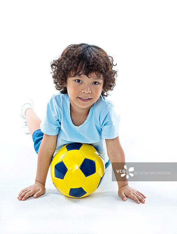 小男孩踢足球图片素材