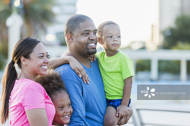 城里有两个小孩的快乐黑人家庭图片素材