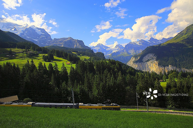 少女和火车，翁根阿尔卑斯村，Lauterbrunnen山谷，瑞士阿尔卑斯山图片素材