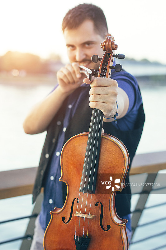 拉中提琴的帅哥图片素材