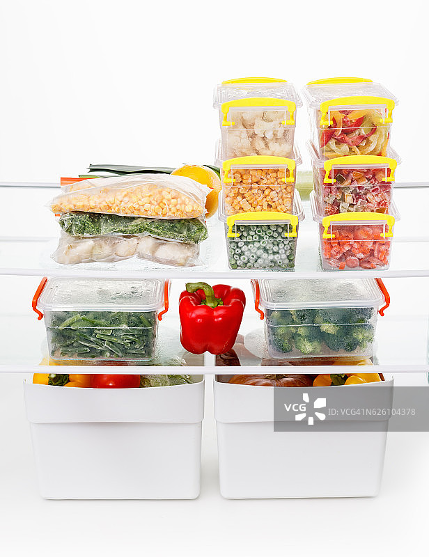 冰箱里的冷冻食品。冷冻架上的蔬菜。图片素材