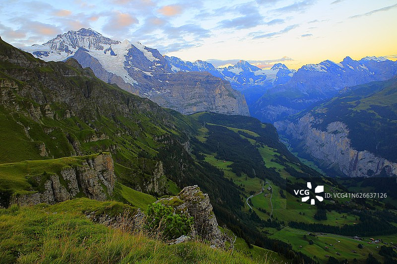 瑞士阿尔卑斯山伯恩斯高地lauterbrunnen山谷上的少女峰拂晓图片素材