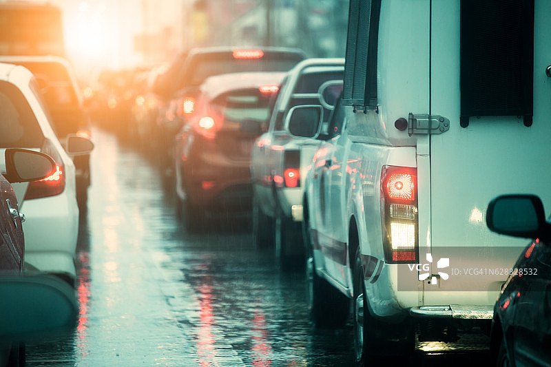 交通拥堵亚洲黄昏与雨天图片素材