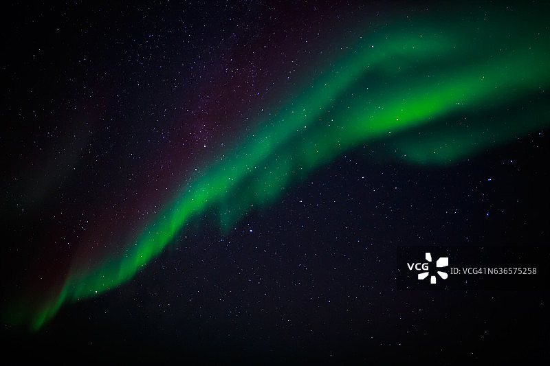绿色的北极光和努克市上空的星光图片素材