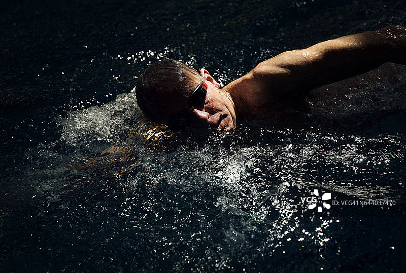 高级男子游泳运动员在做爬泳图片素材
