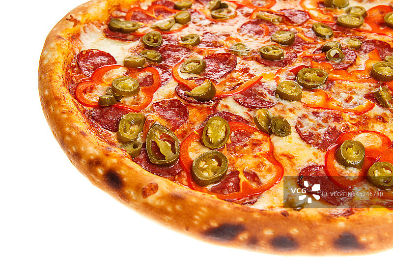 经典的意大利烤披萨，配上香肠、胡椒、墨西哥胡椒酱和奶酪图片素材