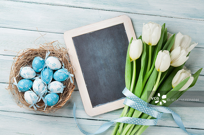 复活节彩蛋，黑板和白色郁金香图片素材