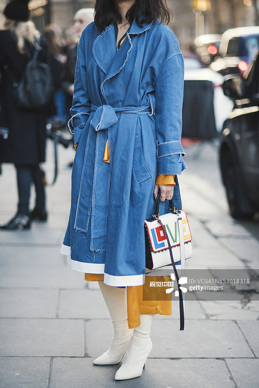英国伦敦——2017年2月17日:穿着时尚服装的女孩在伦敦时装周会场外。图片素材