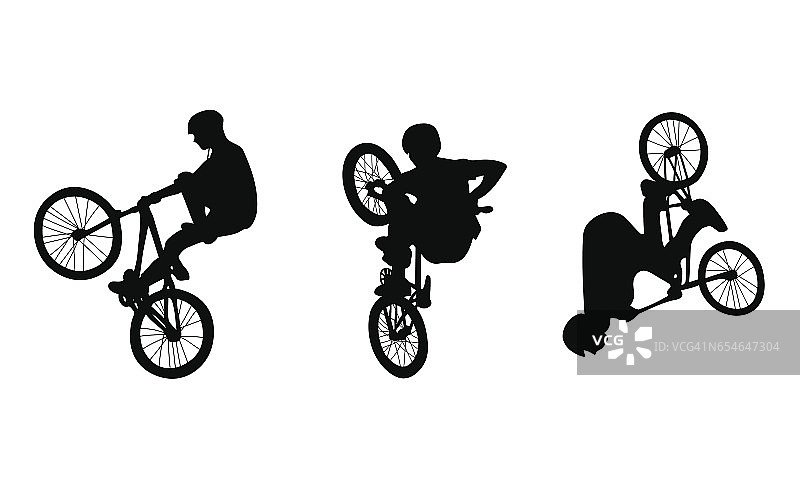 设置三个骑自行车的人做特技在白色的背景图片素材