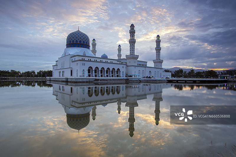 马来西亚沙巴婆罗洲的Kota Kinabalu漂浮清真寺的日出。图片素材