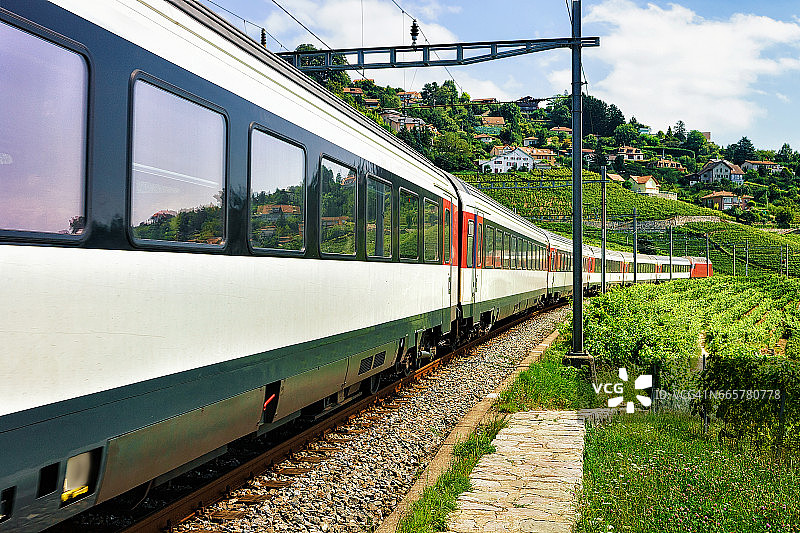 拉沃葡萄园附近的火车和铁路图片素材