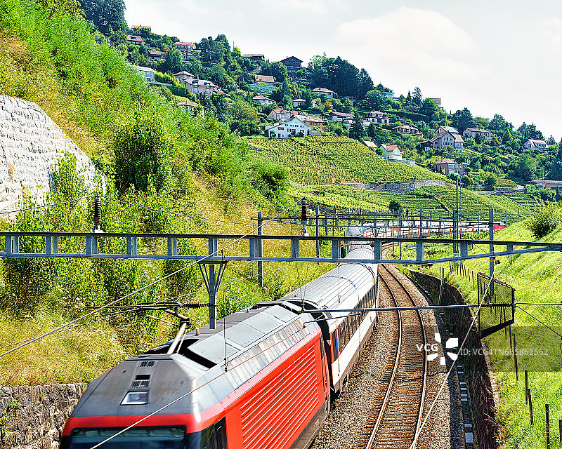 正在运行的火车在拉沃葡萄园梯田附近徒步旅行瑞士图片素材
