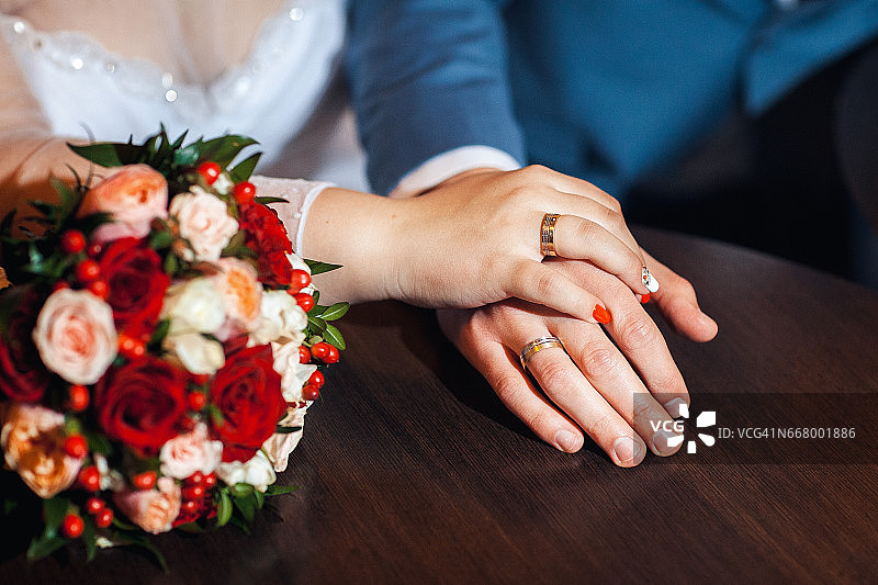 新娘手持戒指和婚礼花束图片素材