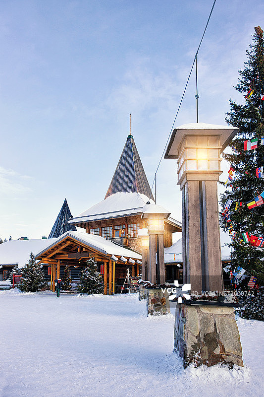 圣诞老人办公室圣诞老人村北极圈上的灯笼图片素材