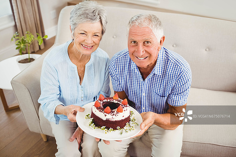一对老年夫妇拿着蛋糕图片素材