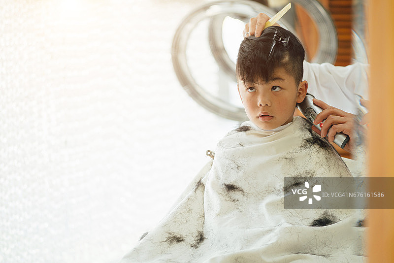 一个中国男婴在一个古怪的时刻剪头发图片素材