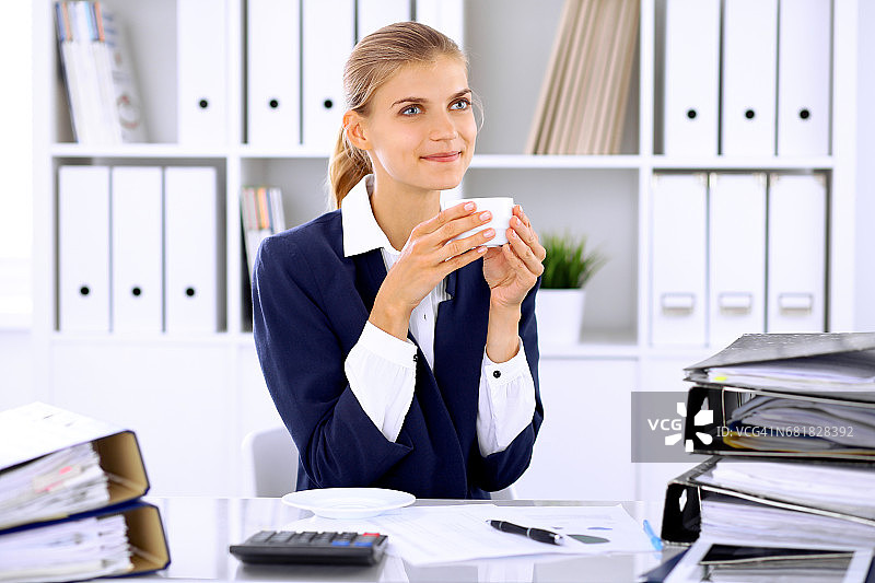 快乐的商业女性或女会计有一些分钟的咖啡和愉快的工作场所图片素材