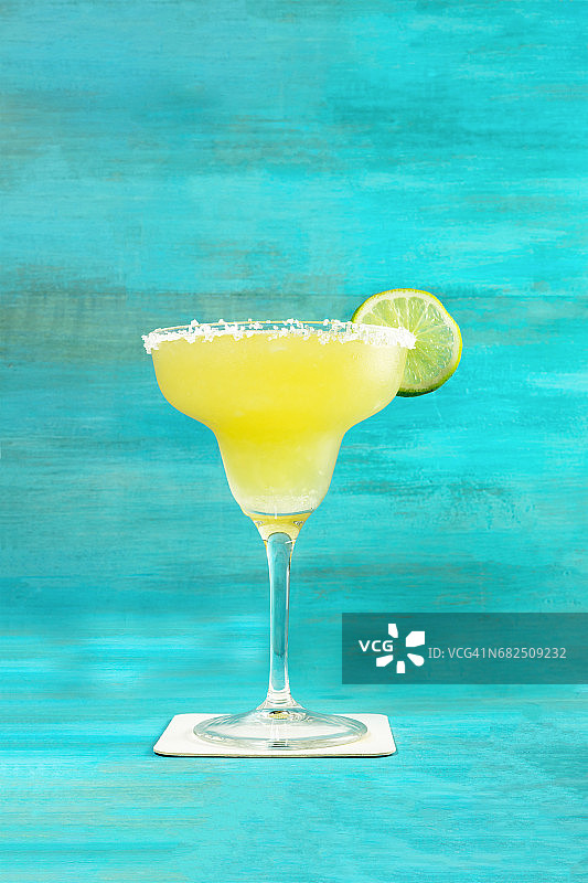 柠檬玛格丽塔鸡尾酒充满活力的绿松石与copyspace图片素材