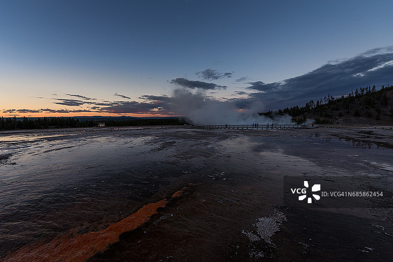 日落时的大棱镜泉，中途间歇泉盆地，黄石国家公园。图片素材