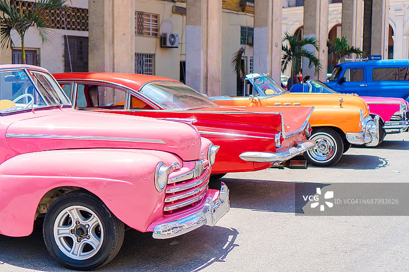 五颜六色的美国老爷车在哈瓦那的街道，古巴图片素材