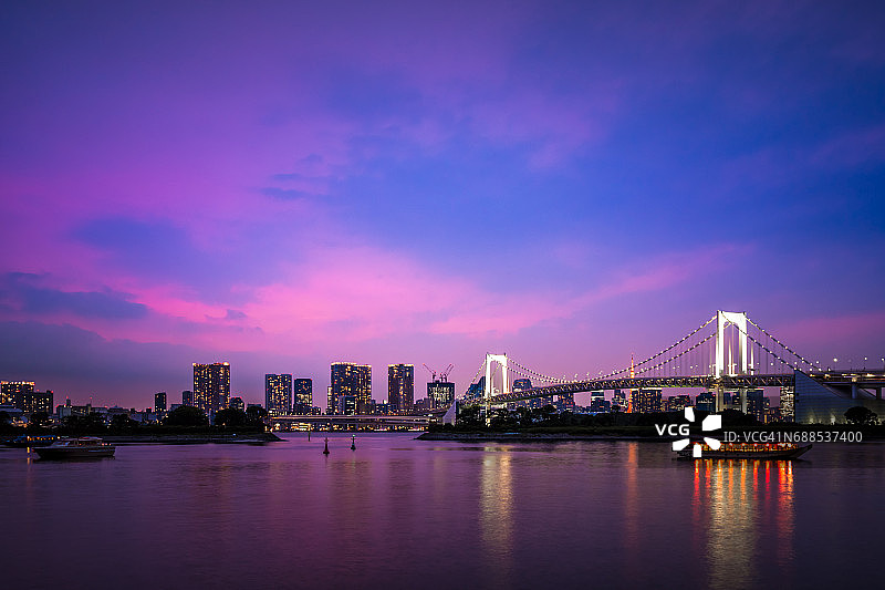 戏剧性的日落与彩虹桥和东京城市景观图片素材