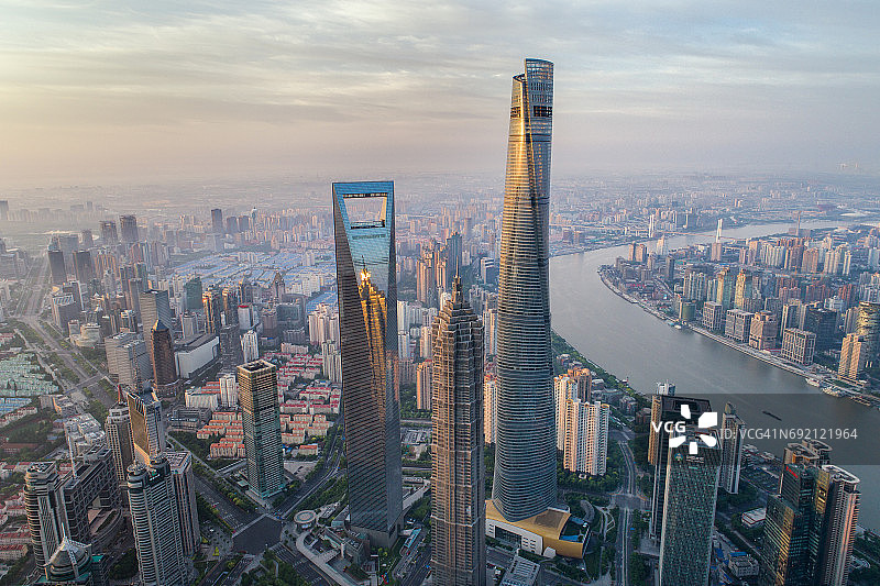 俯瞰上海陆家嘴地区的三座摩天大楼图片素材