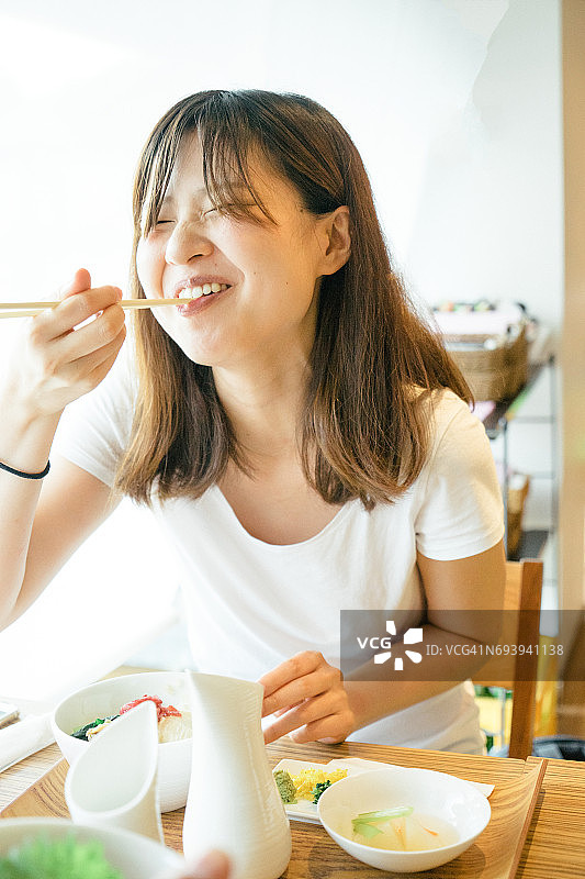 年轻的日本女人正在吃午饭图片素材