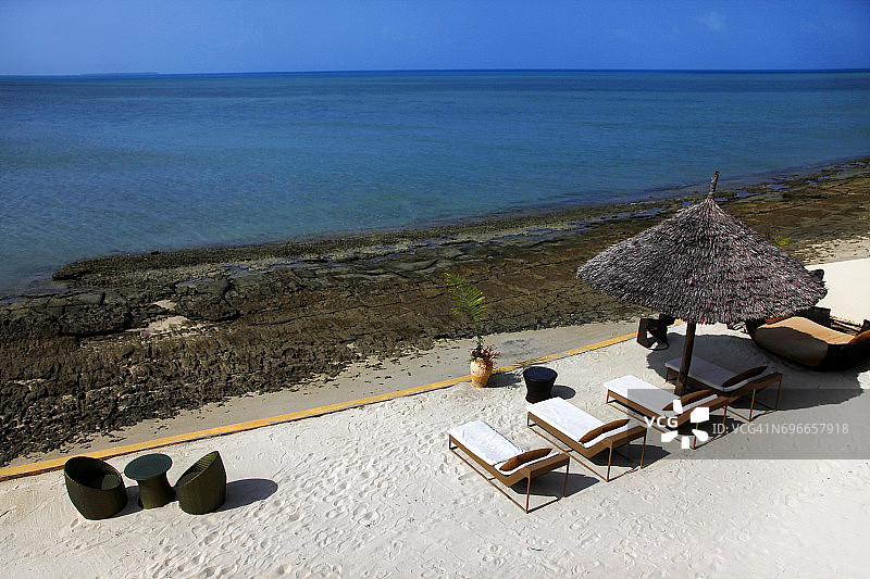 沙滩上的太阳椅和雨伞。桑给巴尔岛图片素材