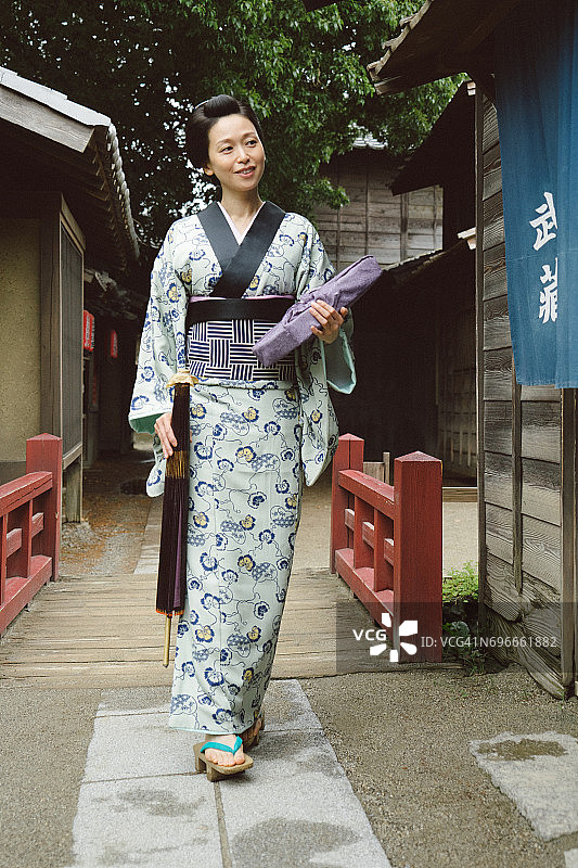 穿着和服的美丽日本女人图片素材
