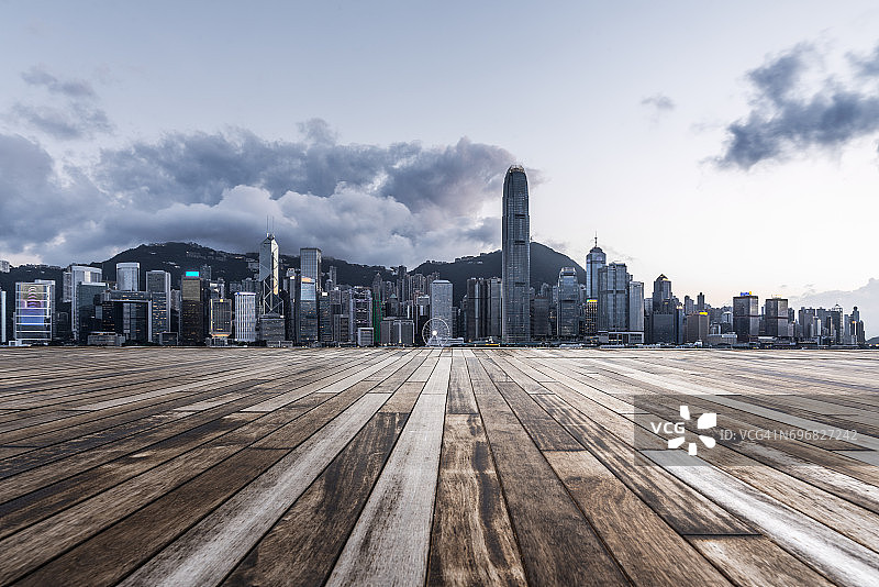 空荡荡的木制平台，以香港天际线为背景图片素材