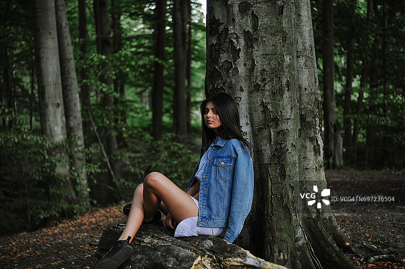 在森林里休息的女人图片素材