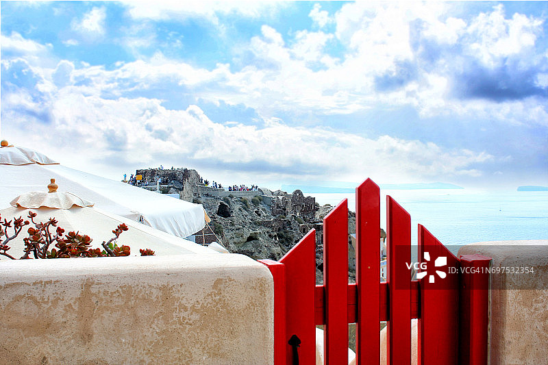希腊圣托里尼岛岛。伊,Fira小镇。传统和著名的房屋和教堂在火山口，爱琴海图片素材