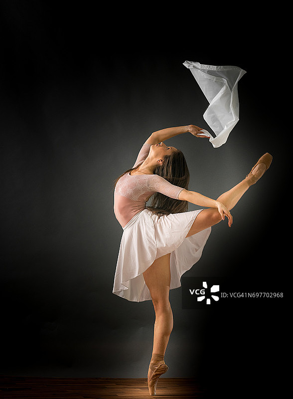 20多岁的白人芭蕾舞演员图片素材
