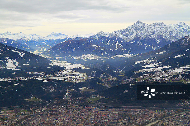 鸟瞰图的因斯布鲁克城市全景，布伦尼罗和田园诗般的北蒂罗尔雪山覆盖范围，奥地利图片素材