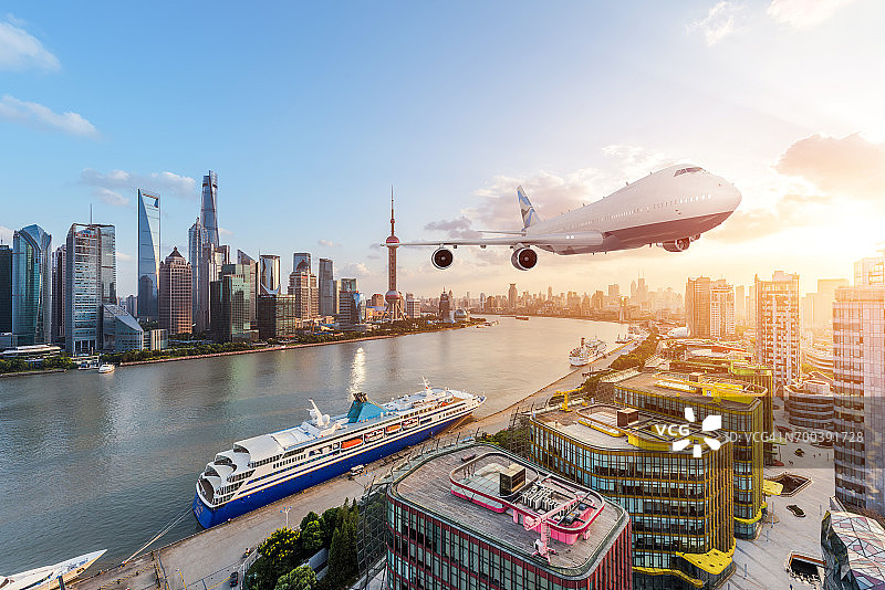 上海摩天大楼和一架飞机在上海陆家嘴金融商务区上空飞过，中国上海。图片素材