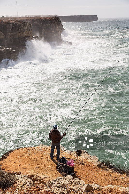 葡萄牙萨格雷斯的岩石海岸上的渔民图片素材